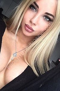 Юля, метро Площадь Революции