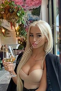 Яна, метро Александровский сад
